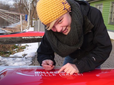 Lisa Fritsche - letzte Arbeiten am neuen Boot.