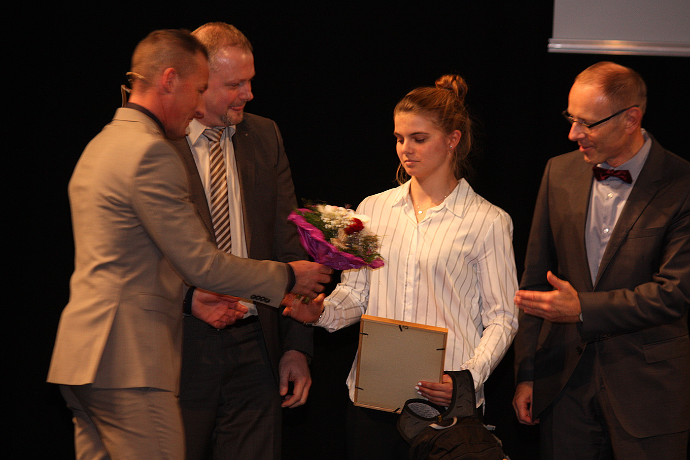Sportschulkoordinator Gemar Götze, Landesrepräsentant AOK Sachsen-Anhalt Henry Saage, und Schuldirektor Axel Schmidt sind die ersten Gratulanten von Stella Mehlhorn.